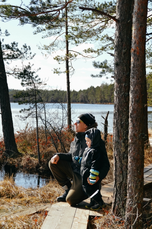 Isa ja laps Kirikumäe matkarajal järve ääres