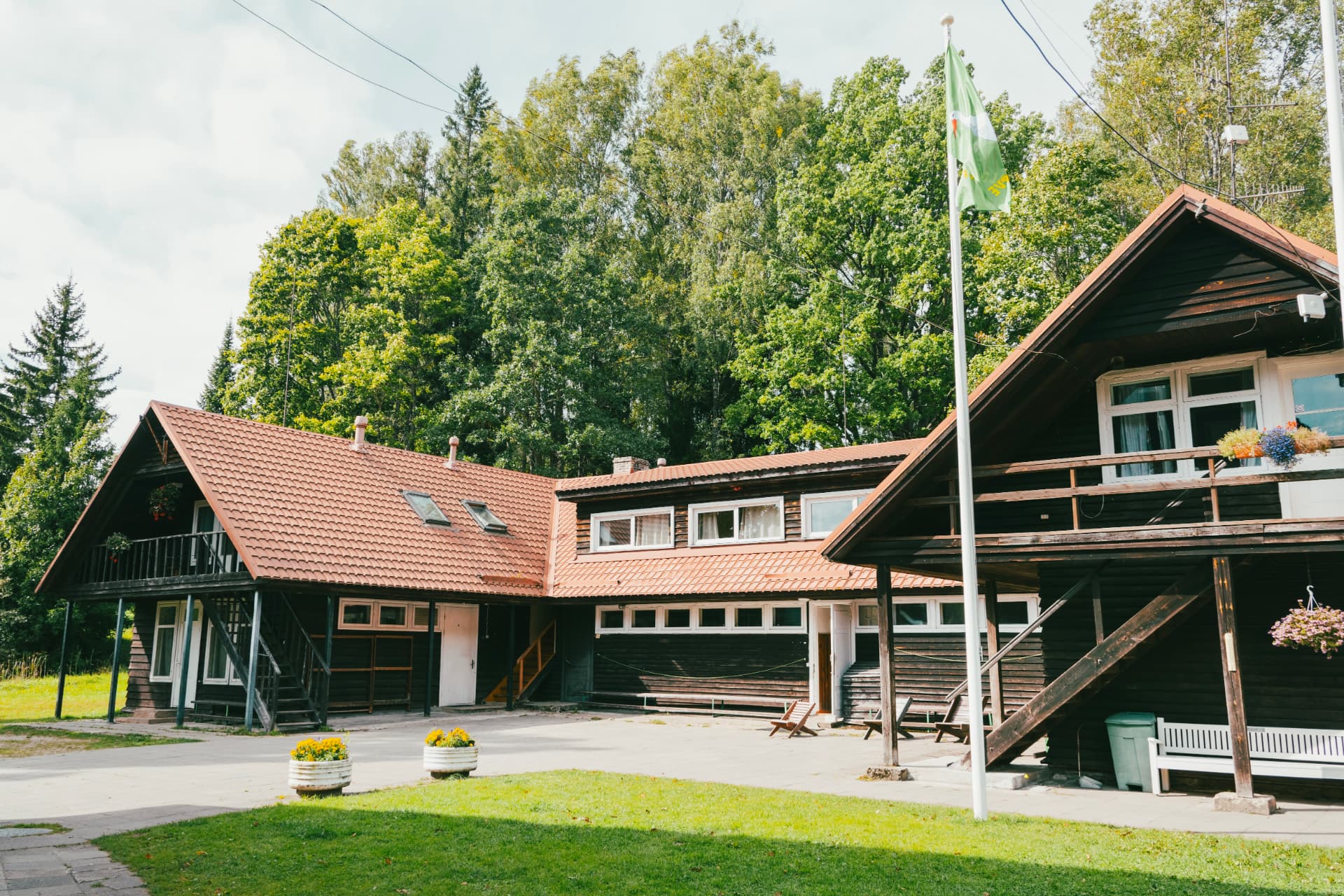 Kurgjärve peamaja suvel esiplaanilt vaadatuna