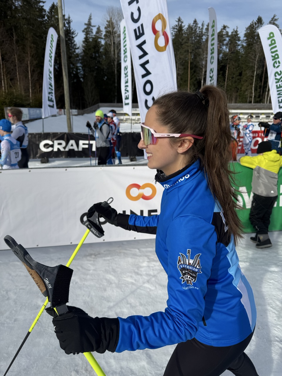 Suusataja talvisel võistlusrajal