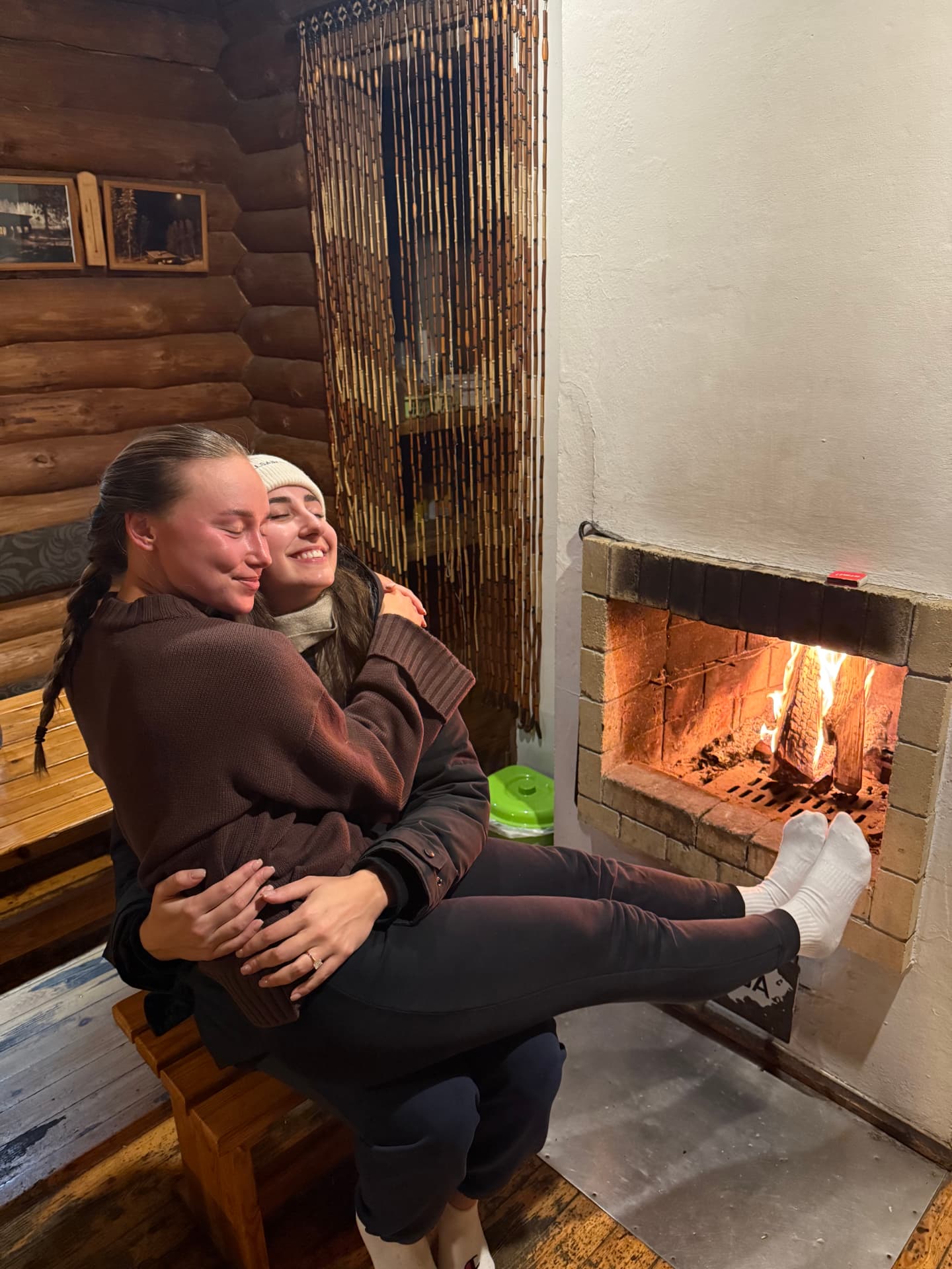Sõbrad kogunemas sauna juurde õhtul