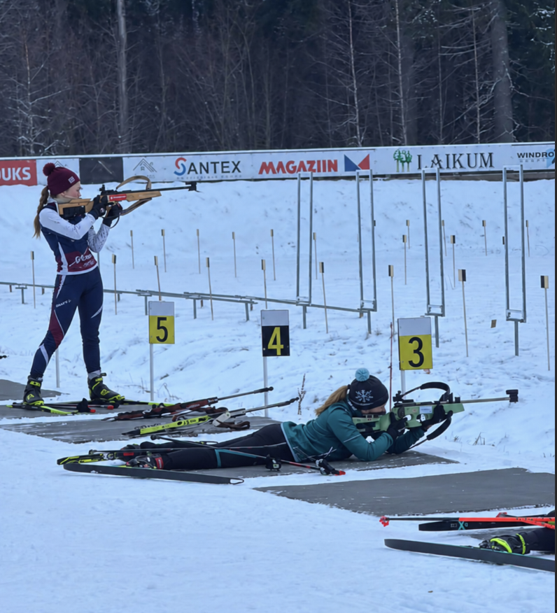 Laskesuusatajad lasketiirus lumisel Kurgjärve spordibaasis