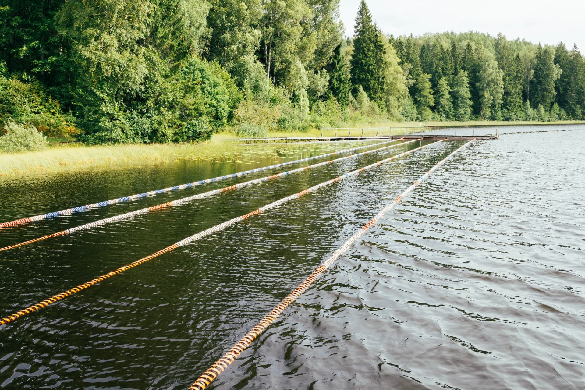 Väliujumisrajad Väikjärves puidust kai ääres, taustal mets
