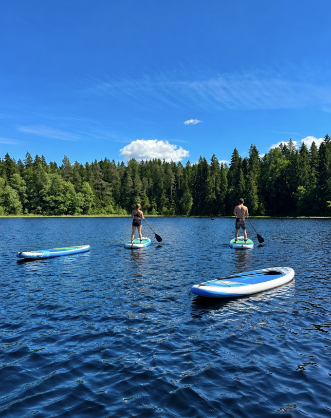 SUP-lauad ja kajakid selgel järvel suvel