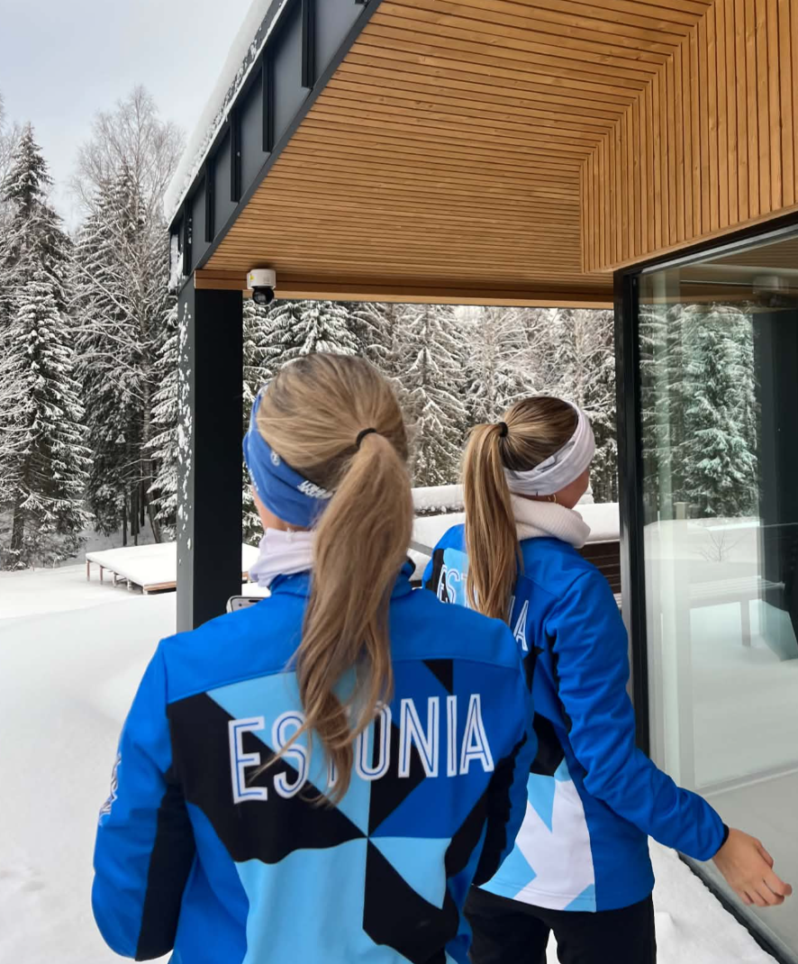 Kaks noort Kurgjärve spordibaasi juures talvel, Eesti spordijakkides