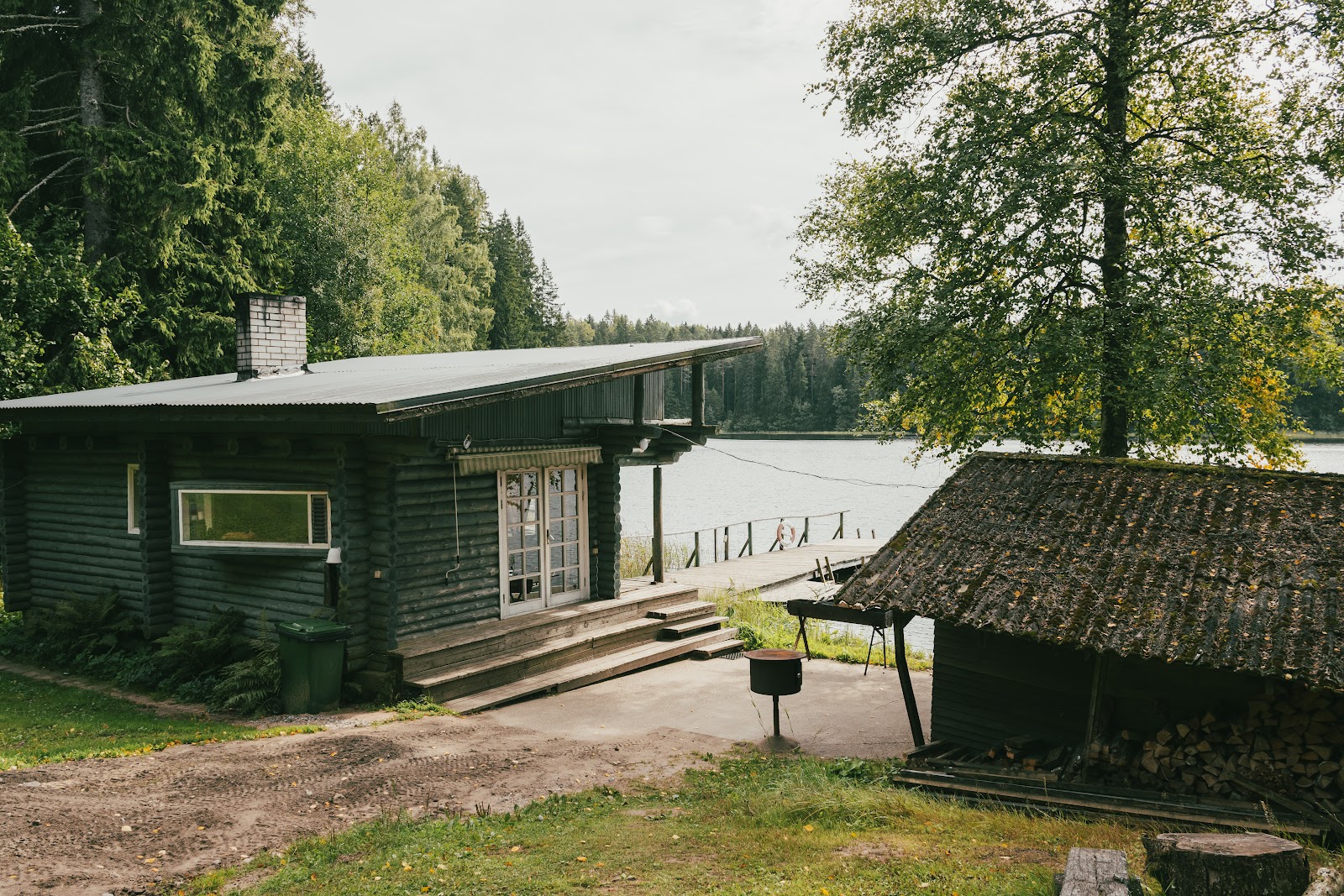 Puumaja Väikjärve kaldal