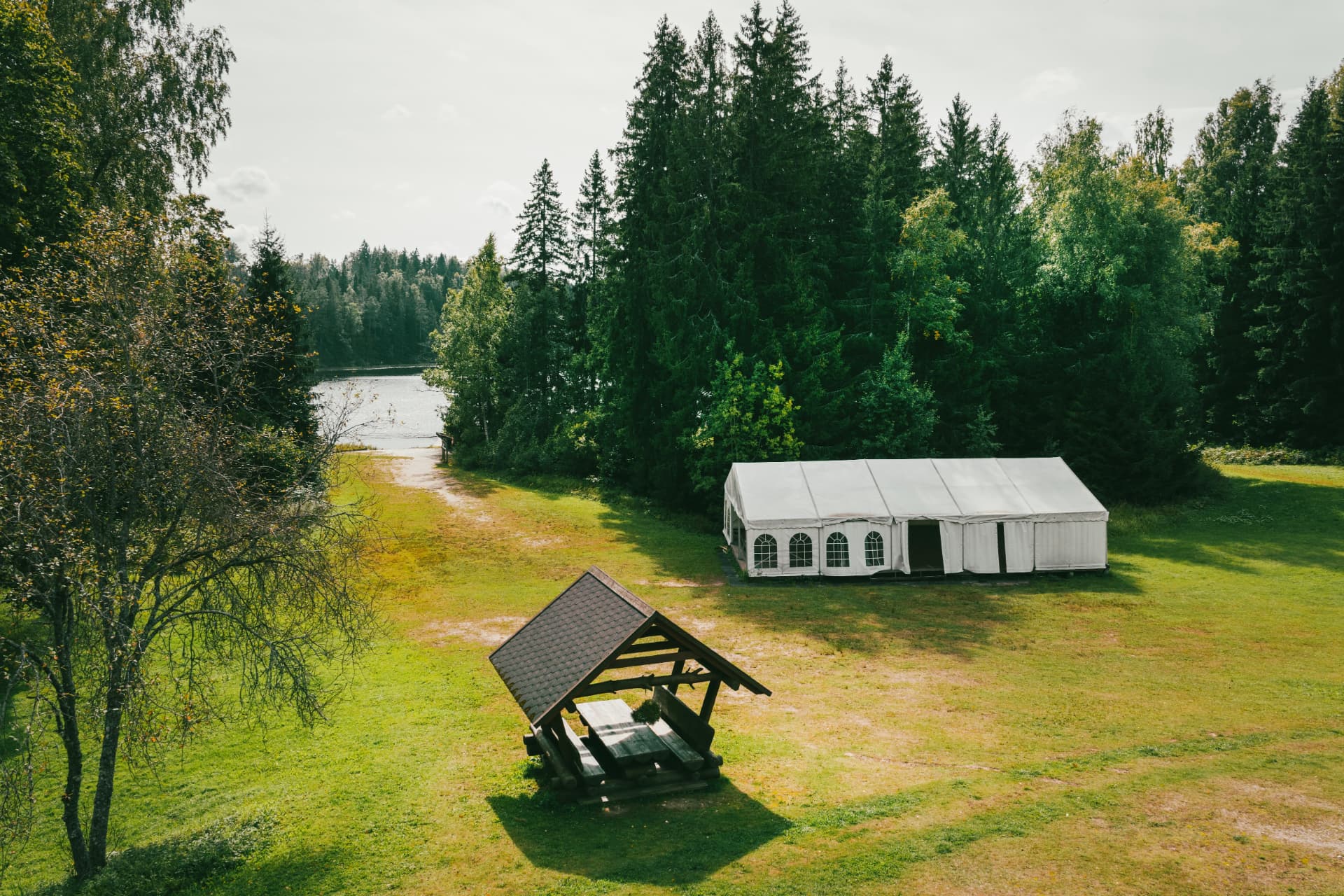 Telk järve ääres
