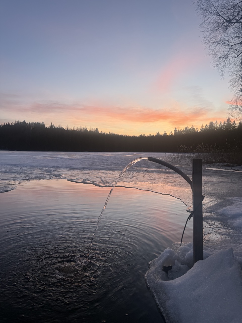 Jääauk ja lumine järvekallas talvel